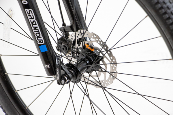 操作性に優れ、ブレーキング性能が高い機械式ディスクブレーキを搭載。