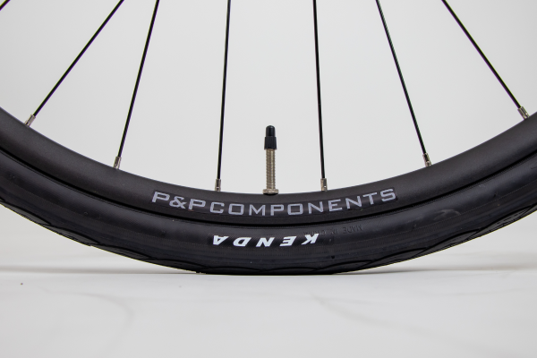 ホダカ社のパーツブランド「P&P COMPONENTS」の「WH-A1800RD」を採用しています。