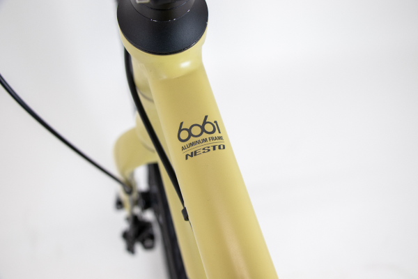 上位モデルゆずりの軽量性と頑丈さを両立しながら、乗り心地は固くなりすぎない程度に整えられています。