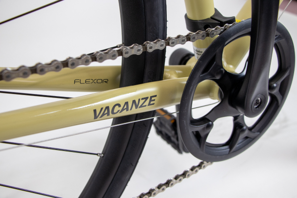 チェーンステーの扁平加工が路面の凹凸に対して縦方向にしなることで振動吸収性と快適性が向上します。