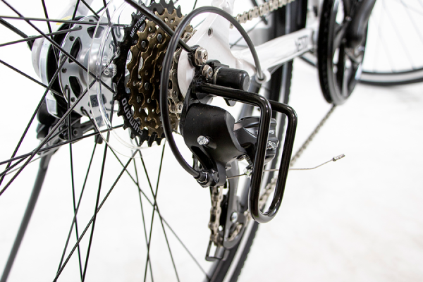 転倒時にも安心のディレーラーガード。