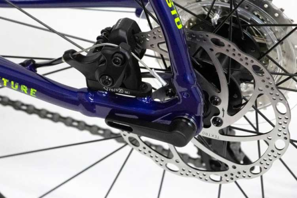 天候に左右されずに安定したブレーキ力を発揮するディスクブレーキ。