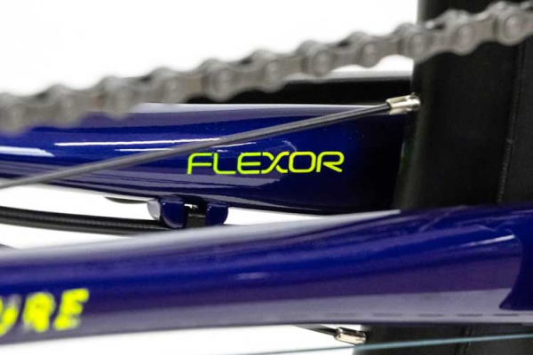 振動吸収気候FLEXOR(フレクサー)。リア部が縦方向にしなることで快適性が向上。