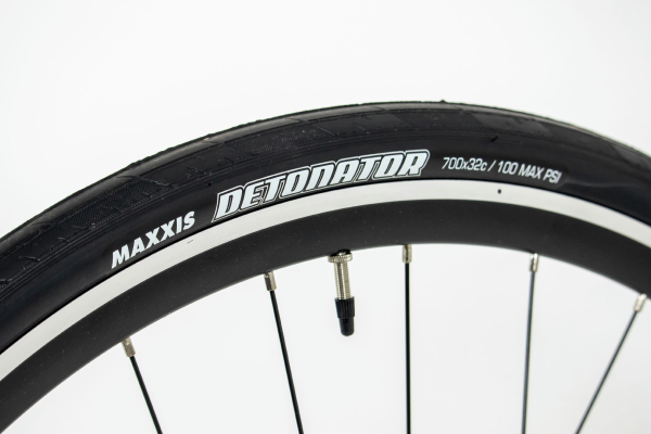 この価格帯のクロスバイクとしてはコスパ抜群のMAXXIS DETONATOR ケブラービードタイヤを採用。