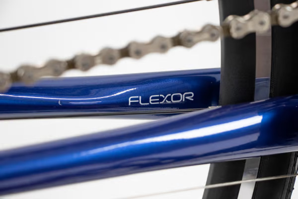 フレームリア部に快適性を向上させる振動吸収機構「FLEXOR(フレクサー)」を採用。