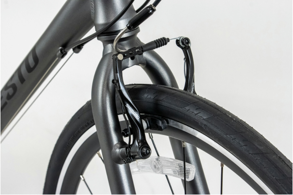 前後とも、効きが良く確実な制御を実現するVブレーキをセレクト。