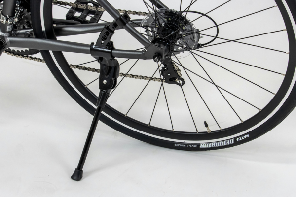 駐輪時に便利なスタンドを標準装備。