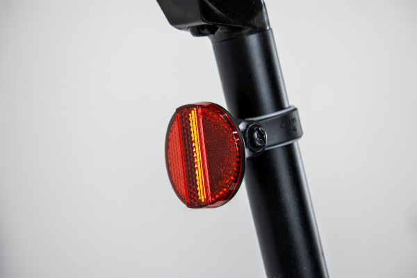 夜道での存在感を発揮するリフレクターを標準装備。