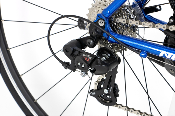 フロント2×リア7の14段変速機を搭載。信頼のシマノ製「Tourney」を採用し確かな走りを実現。