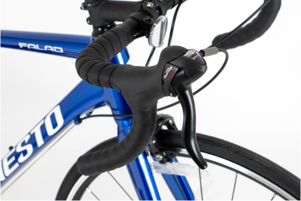 ブレーキと変速操作が一体化しており、ハンドルから手を離さずにスムーズに操作できるSTIレバー。