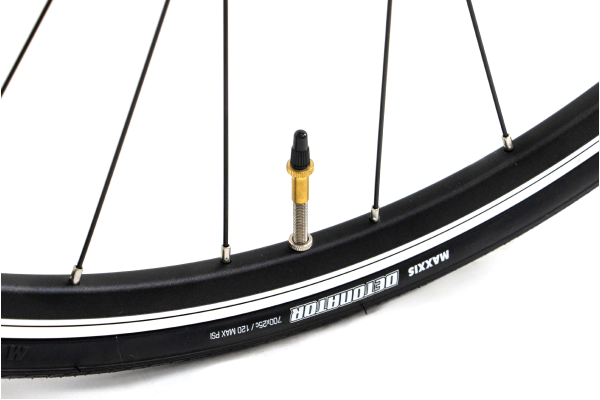 標準のイギリス式バルブの空気入れでも使用可能になるアダプターを標準装備。