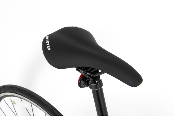 幅の細いスポーツサドルにより前傾姿勢での走行がしやすいです。