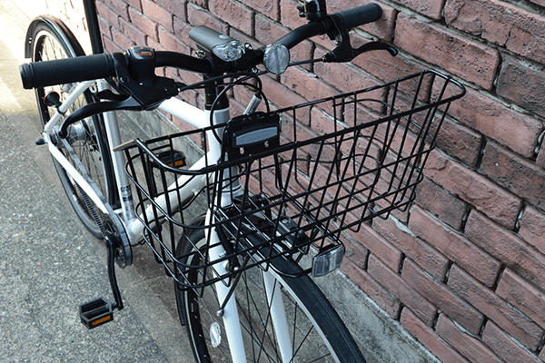 ビジネスバッグを入れるのに最適なフロントバスケットを装備。サイズは、縦：228×横：462×高さ：216(mm)