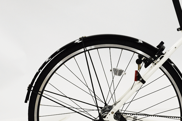 黒色のシンプルな泥除けを装備。雨上がりの通勤時に、泥はねや水はねから服の汚れを防ぎます。