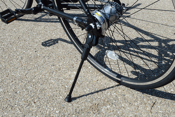停車時に必要となるスタンドを標準装備しているのも魅力のひとつ。