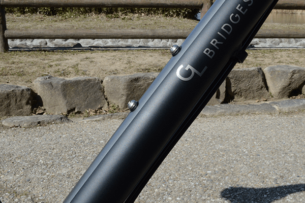 スポーツドリンク用ホルダーまたはペットボトル用ホルダーが設置可能なボトルホルダー台座付き。