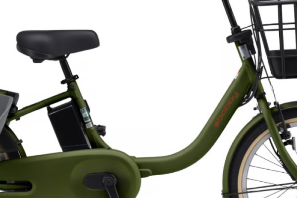 車体フレームは、これまでのモデルに比べ跨ぎやすさを改善。フレームを低重心化することで、走行中や押し歩き時の安定感を向上させました。ドライブユニット周辺のレイアウトも変更したことで、ペダルを漕いだ時にもフロントチャイルドシートやハンドルとの距離にゆとりを持つことができ、背が高い方でも快適にお使いいただけます。