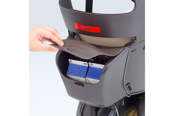 チャイルドシートの背面にはお子様の靴や雨具入れにも便利です。（画像は350mlの牛乳パック×２本）