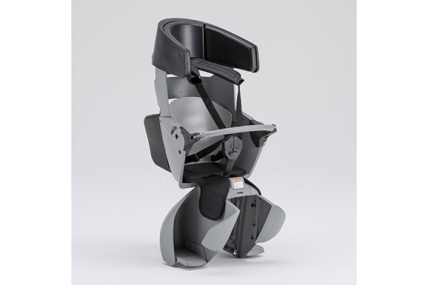 お子さまの頭部を"270度"包んで守るヘッドレストに、乗せ下ろしがしやすいよう開閉バーがワンタッチで全開になるので広いスペースを確保。座面クッションは雨天時も安心な撥水仕様。