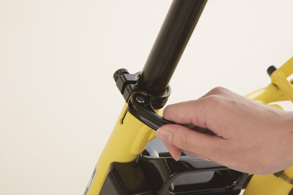 サドルは、どんな体格の方でも快適にお乗りいただけるよう、日本人の体型データ*をもとに97.5％の体型をカバーできる設計にしたサドルを採用。また、日々、ママもパパも使うことを想定し、レバーを開くだけでシートの高さを簡単に素早く調節できるクイックレバーも新たに装備しました。