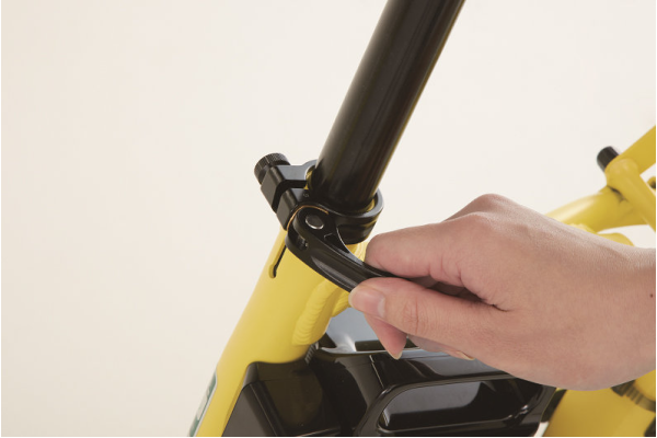 サドルは、どんな体格の方でも快適にお乗りいただけるよう、日本人の体型データ*をもとに97.5％の体型をカバーできる設計にしたサドルを採用。また、日々、ママもパパも使うことを想定し、レバーを開くだけでシートの高さを簡単に素早く調節できるクイックレバーも新たに装備しました。