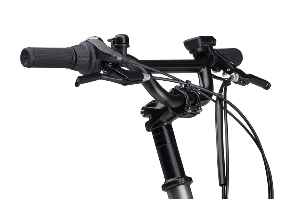 アヘッドステムとスペーサーの組み合わせにより、前傾になりすぎない快適で操作性の高いライディングポジションを実現。