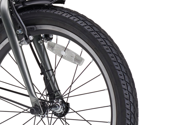 20インチ×2.125の太めのタイヤを採用し、安定感のある快適な走り心地を実現。街中の段差もスムーズに乗り越えられます。