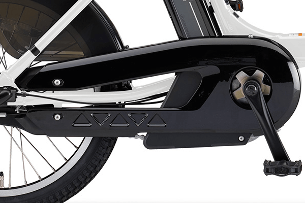 リヤチャイルドシート装着時、お子様の足を守り、走行中の裾汚れを防ぐチェーンガードを装備。