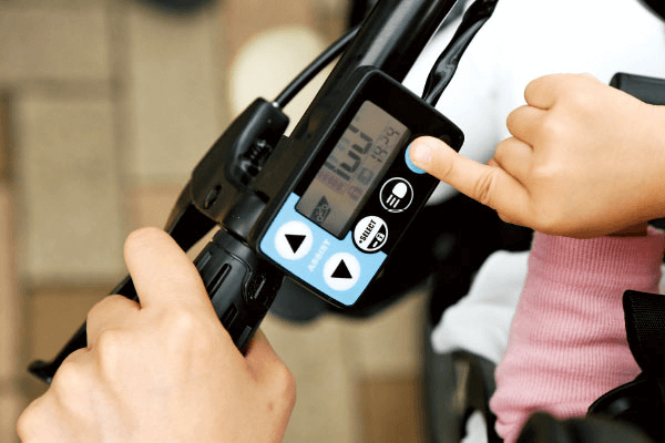 「バッテリー残量」「残りアシスト走行可能距離」「速度表示」「時計表示」「電源ロック」機能を搭載。