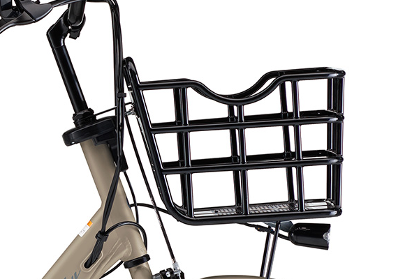 ポリカーボネート樹脂のバスケットは、軽くて丈夫。収納がしやすい四角い形状でたくさん買い物をしても安心です。