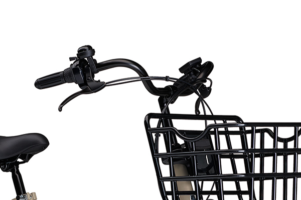 お子様乗車時もリラックスしたキレイな姿勢をキープでき、操作もしやすいハンドル形状です。