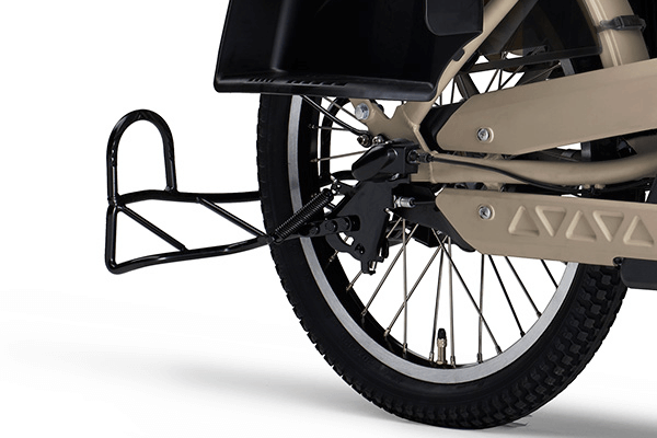 てこの原理を応用したスタンドな為、ラクにかけられます。幅広の形状により優れた安定性を発揮。