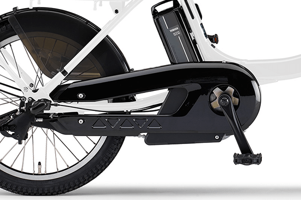 リヤチャイルドシート装着時、お子様の足を守り、走行中の裾汚れを防ぐチェーンカバーを装備。