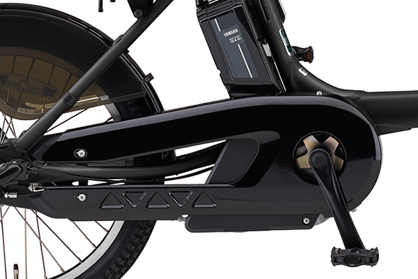 リヤチャイルドシート装着時、お子様の足を守り、走行中の裾汚れを防ぐチェーンカバーを装備。