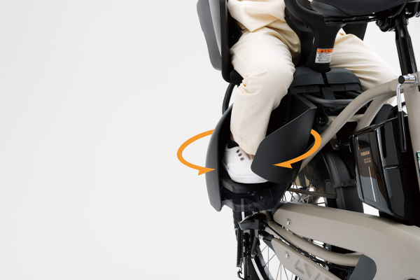 2022モデルからはフットレストが進化。車輪巻き込み、すれ違い時の接触から足を守ります。