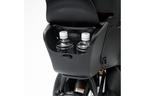 2022モデルからはチャイルドシートにも収納スペースが搭載。濡れ・汚れ物も気にせず収納！（画像は350mmのペットボトル2本）