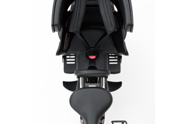 2022モデルからはリヤチャイルドシートがより使いやすく、より快適に進化。近づけるだけでカチッと固定されるマグネットバックル。自立式の肩バッドで腕が通しやすいホッピングパッドを採用。