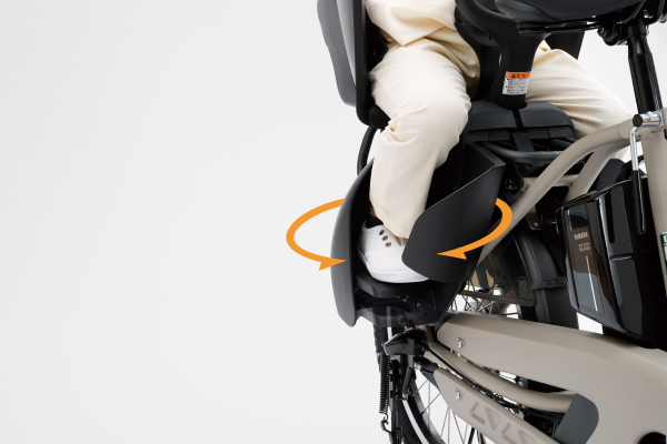 2022モデルからはフットレストが進化。車輪巻き込み、すれ違い時の接触から足を守ります。