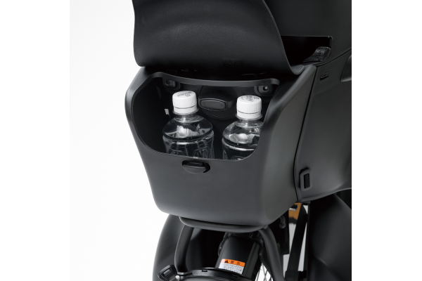 2022モデルからはチャイルドシートにも収納スペースが搭載。濡れ・汚れ物も気にせず収納！（画像は350mmのペットボトル2本）