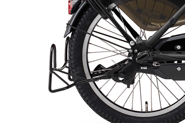 てこの原理を応用したスタンドなので、ラクにかけられます。また幅広の形状は優れた安定性を発揮します。