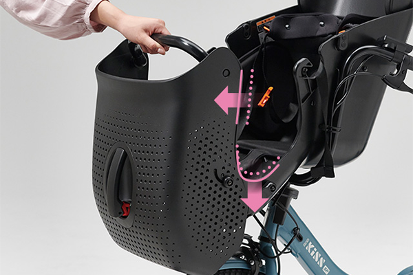 お子さまを高く抱き上げることなく、ラクに乗せ降ろしができます。