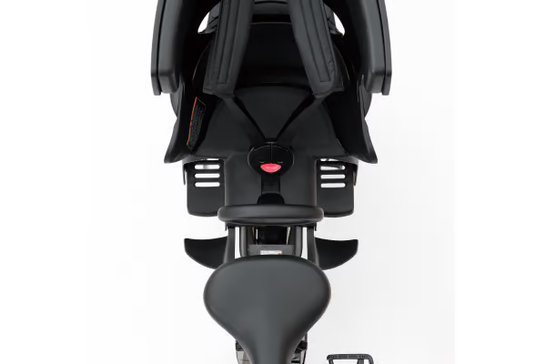 2023モデルからはリヤチャイルドシートに「ハグシート」を採用。より使いやすく、より快適に進化。近づけるだけでカチッと固定されるマグネットバックル。自立式の肩バッドで腕が通しやすいホッピングパッドを採用。