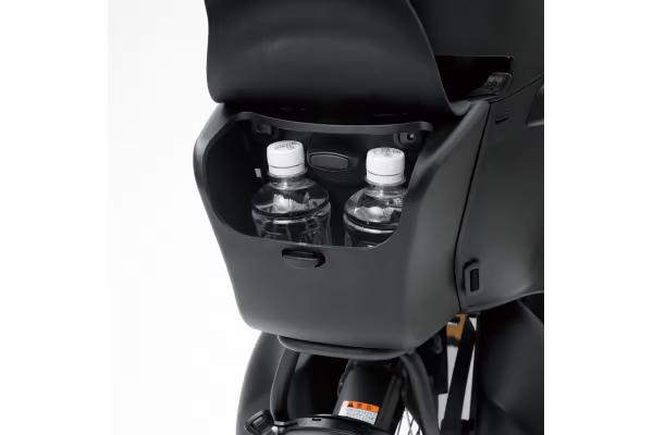 「ハグシート」にはリヤチャイルドシートにも収納スペースが搭載。濡れ・汚れ物も気にせず収納！（画像は350mmのペットボトル2本）