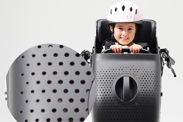 足先から胸元まで包み込む形状。通期性も確保しながらお子さまの足が出ることもなく、すれ違いや曲がり角でも安心です。