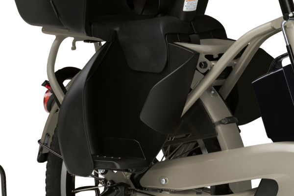 すれ違い時や運転者との接触を抑止します。