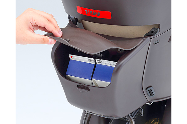 チャイルドシートの背面にはお子様の靴や雨具入れにも便利です。（画像は350mlの牛乳パック×２本）