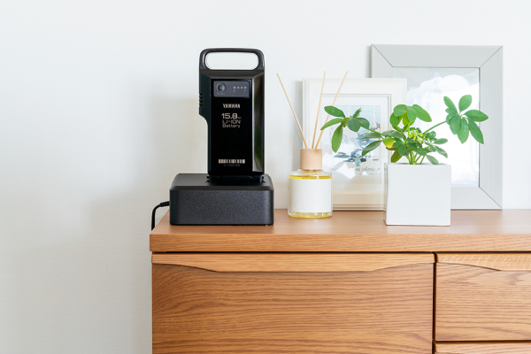 インテリアに馴染むシンプルかつコンパクトなデザインに.。従来モデルに比べ、サイズが約40％小さくなったことで、玄関などの狭いスペースでも充電可能。使用しない時は立てて置くと、接地面積は通常時の半分以下になり、場所を取らずに収納することができます。