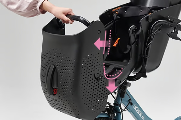 お子さまを高く抱き上げることなく、ラクに乗せ降ろしができます。