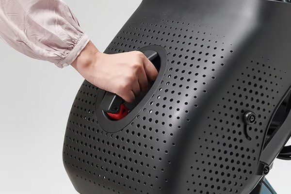 フロントガードのロックバーを上げ下げするだけのカンタン操作。お子様を抱っこしながらでも開閉が出来ます。