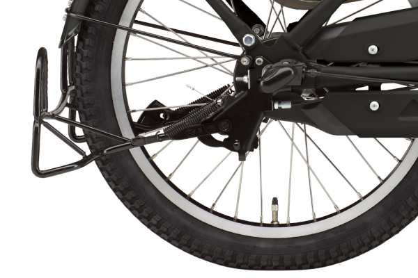 てこの原理を応用したスタンドなので、ラクにかけられます。また幅広の形状は優れた安定性を発揮します。